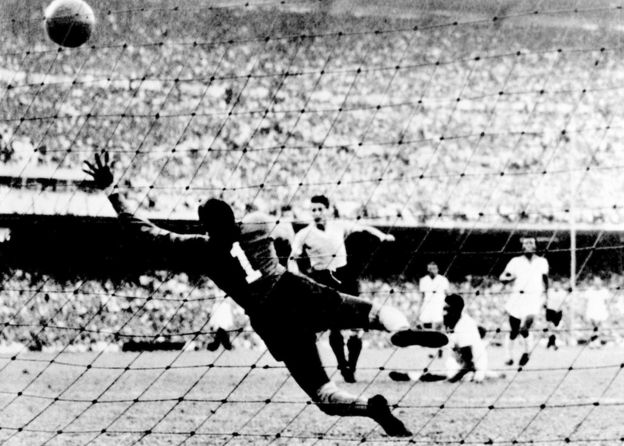 Uno de los goles uruguayos que sellaron el destino de toda una generación de futbolistas en Brasil.