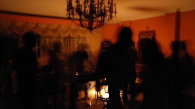 Siluetas borrosas en una fiesta en Irán.