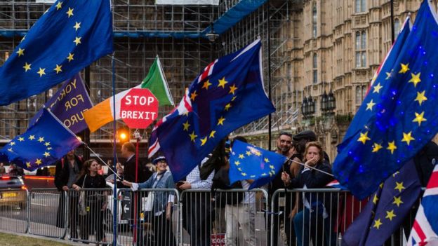 Manifestantes a favor y en contra del Brexit fuera del Parlamento británico.