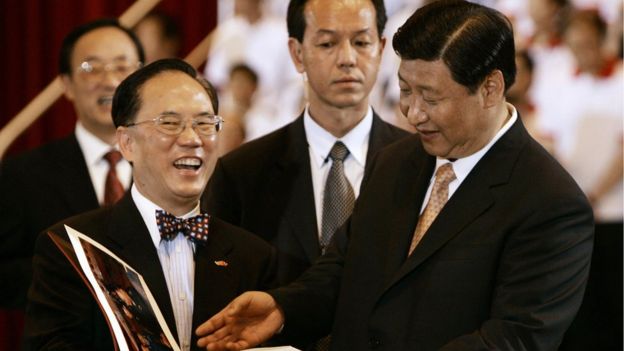 2008年习近平首次访港,与香港特首曾荫权出席协助救灾的政府飞行服务队活动。