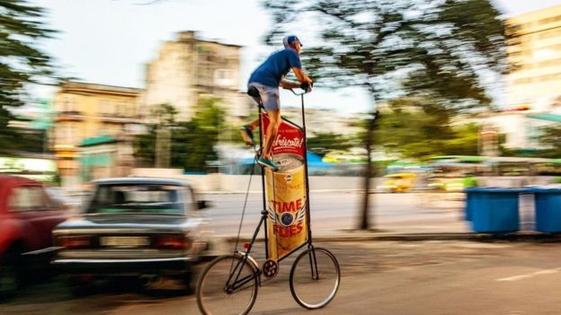 كوبي يصنع الدراجة الأعلى في العالم بطول عشرة أمتار