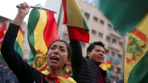 Bolivianos comemoram renúncia de Morales