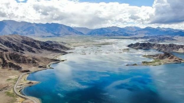 1959��,�й������ܶ�����ӡ���������³��һ�����˫������ʵ�ʿ����߻����߽�(λ����������߽�İ๫���)