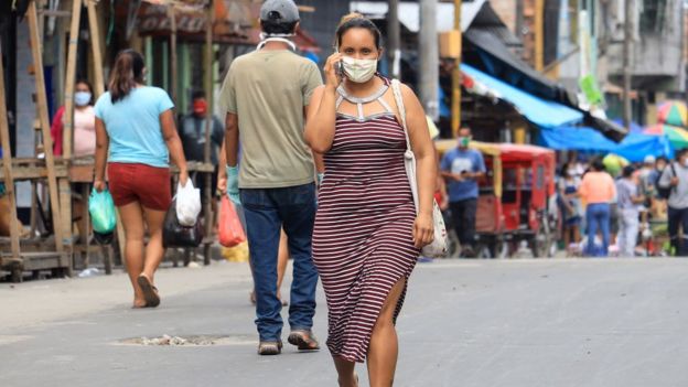 Transeúntes en una calle en Iquitos.