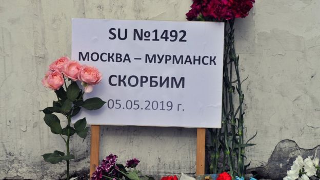 Памятная табличка на имровизированном мемориале в Мурманске