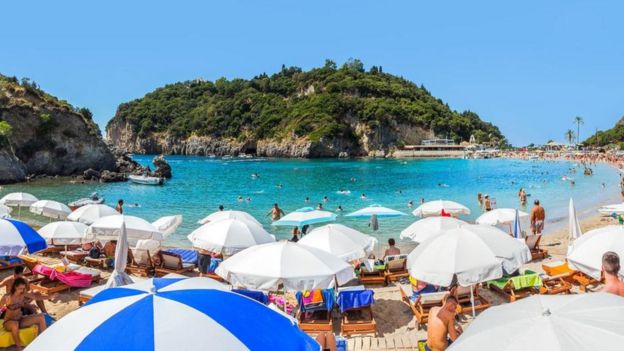 Sự thịnh hành của việc cho thuê kỳ nghỉ ngắn hạn trên đảo Corfu của Hy Lạp đã dẫn đến việc sinh viên phải vào ở trong khách sạn