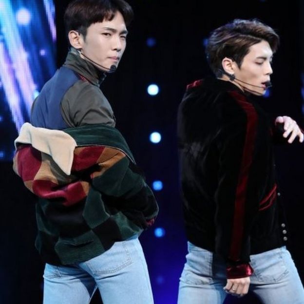 Kim Jong-hyun (a la derecha)