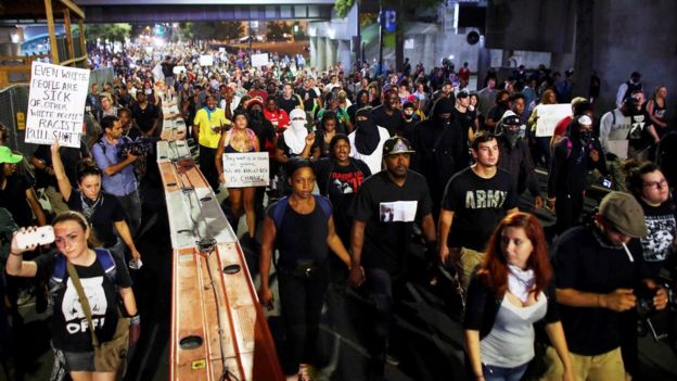 Manifestación en Charlotte, el jueves en la noche, para protestar por la muerte de Keith Lamont Scott