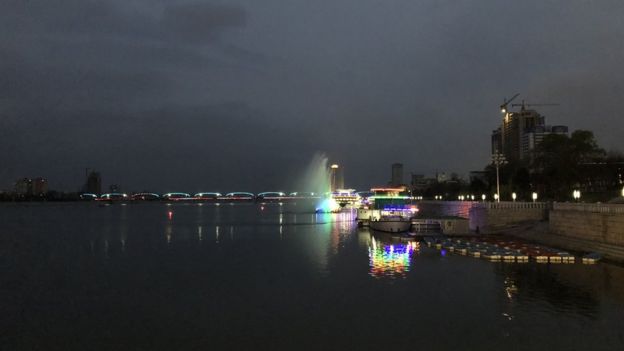 Taedong Nehri kıyısı, gece ışıklandırılan nadir yerlerden