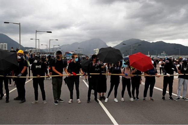 示威者周日堵塞前往香港国际机场的道路交通。