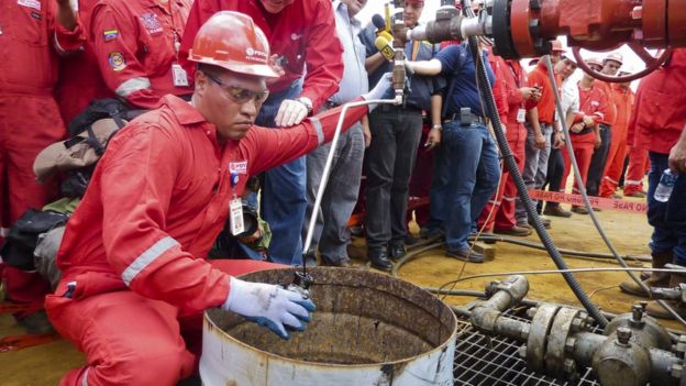 Trabajador de PDVSA hace una prueba.