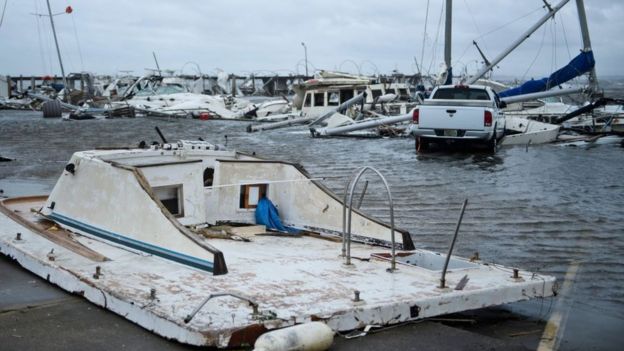 Barco hundido en una marina destruida por el huracán Michael.