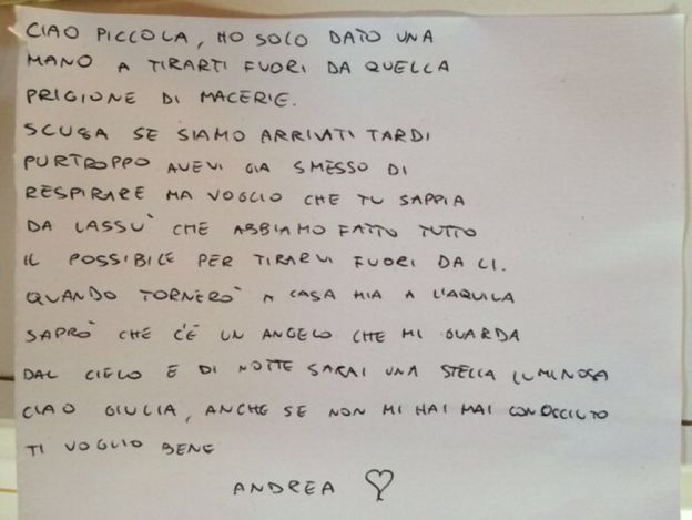 La carta que uno de los bomberos dejó sobre el féretro de una niña