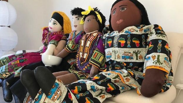 Bonecos feitos para discutir o racismo na Emei Nelson Mandela