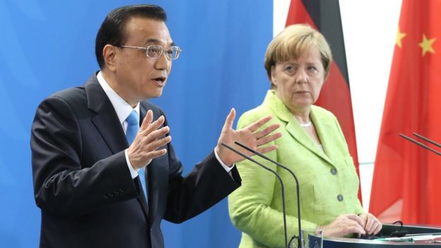 Angela Merkel con el primer ministro chino, Li Keqiang, quien da un discurso.
