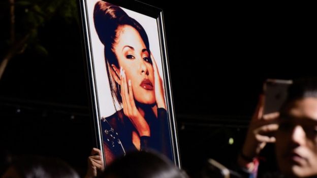 Un afiche de Selena Quintanilla.