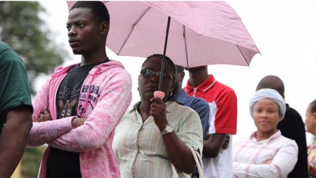 Watu wakiwa foleni kupiga kura mapema leo