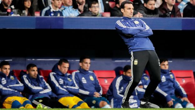 Lionel Scaloni reacciona a una acción en el partido frente a Venezuela.