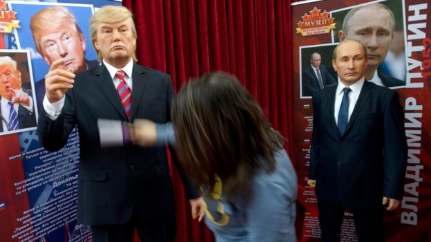 Figuras de cera de Trump y Putin en una exposición en Bulgaria.