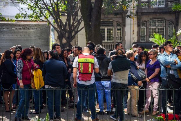 Habitantes de Ciudad de México tras un sismo
