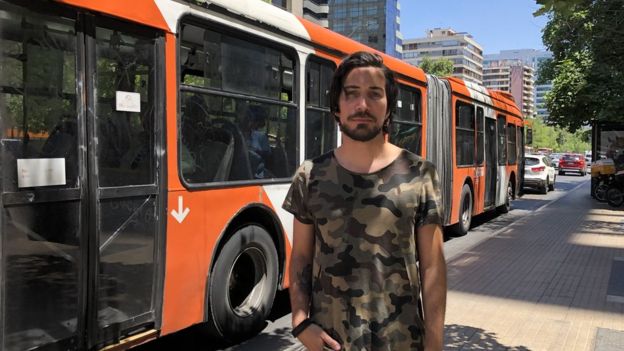 Joven frente a autobús