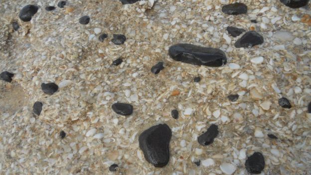 Praia de Jaconé durante forte ressaca em junho de 2011, expondo diversos fragmentos do beachrock na face da praia, que durante os períodos de tempo bom ficam cobertos de areia