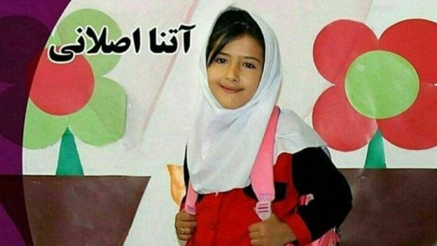 آتنا اصلانی، دختربچه هفت سالهای بود که کمتر از یک ماه پیش پارسآباد مغان، در استان اردبیل، به قتل رسید