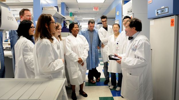 Los miembros del laboratorio de la Escuela Nacional de Medicina Tropical del Colegio Baylor de Medicina de Houston.