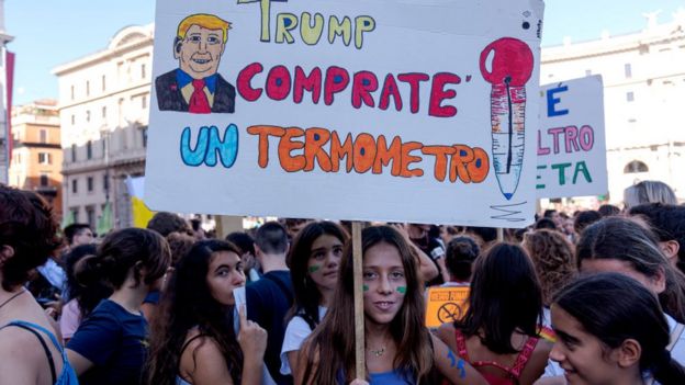 "Трамп, купите градусник". Климатический протест в Риме