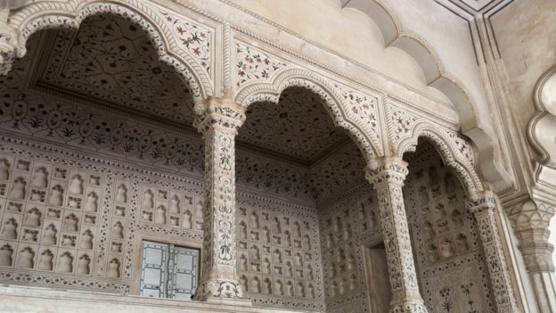 El salón donde estaba el trono en el salón de audiencias del Fuerte de Agra.