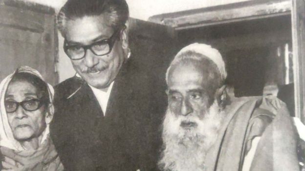 বাবা শেখ লুৎফর রহমান এবং মা সায়েরা খাতুনের সঙ্গে শেখ মুজিবুর রহমান।
