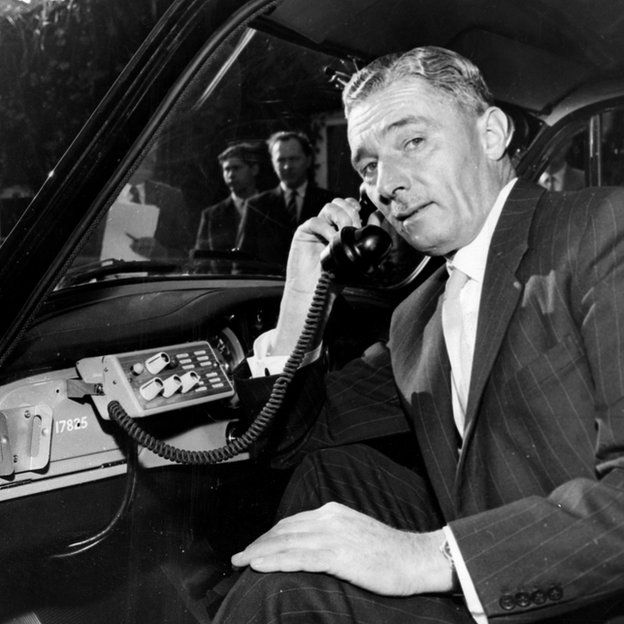 Político británico haciendo una llamada en 1959.