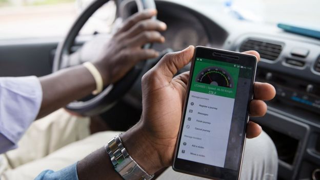 A man in a moving car opens the Travaler application on his mobile.