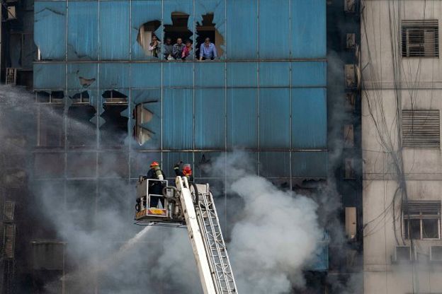 Petugas pemadam kebakaran berupaya mengevakuasi sejumlah orang yang masih terjebak di gedung tinggi yang terbakar di ibu kota Bangladesh, Dhaka