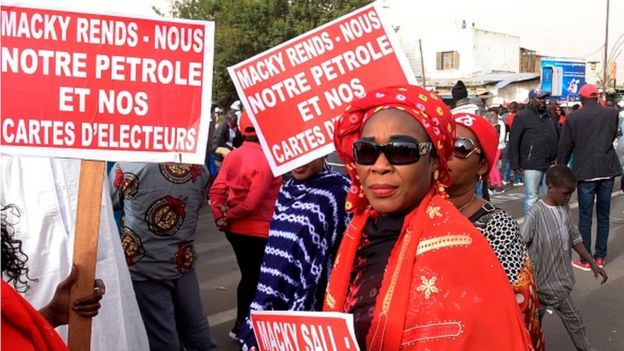La gestion des ressources pétrolières et gazières suscite déjà la polémique au Sénégal.