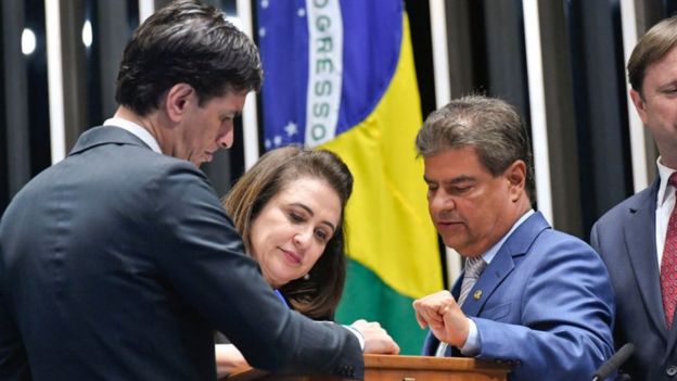 Kátia Abreu votando