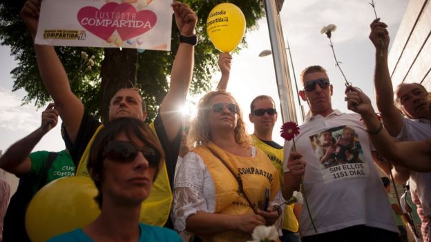 Pro joint custody demonstrators gather to support Francesco Arcuri in front of the court of Granada on 8 August