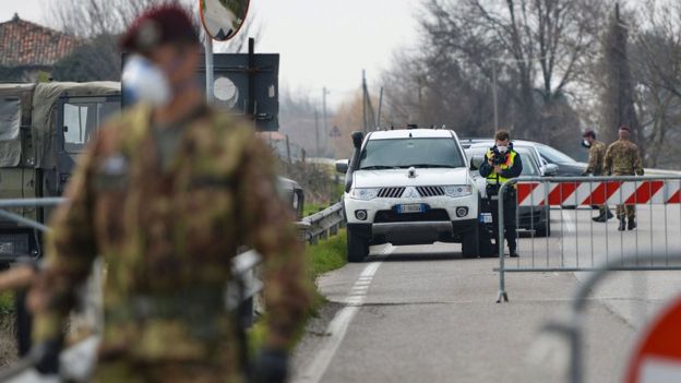 Militares en una de las entradas de Vo' Euganeo, durante la cuarentena