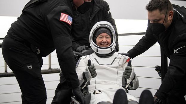 Spacex Astronauts Splash Down To Earth Safely After Six Months On Board Iss Bbc Newsround 7544