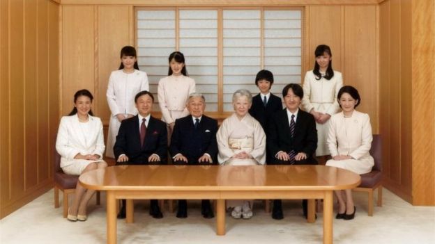 El emperador Akihito con parte de la familia real.