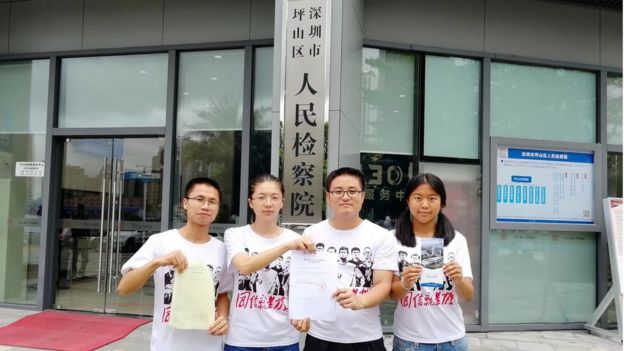 沈梦雨（左二）和岳昕（右一）等声援团成员8月10日向深圳市坪山区检察院递交公开信，要求敦促警方释放所有被捕工人