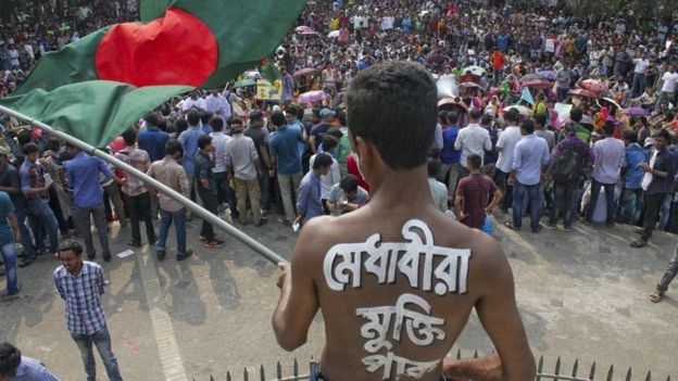 এ বছর এপ্রিলে কোট সংস্কারের দাবিতে ঢাকা বিশ্ববিদ্যালয়ে বিক্ষোভ (ফাইল ফটো)