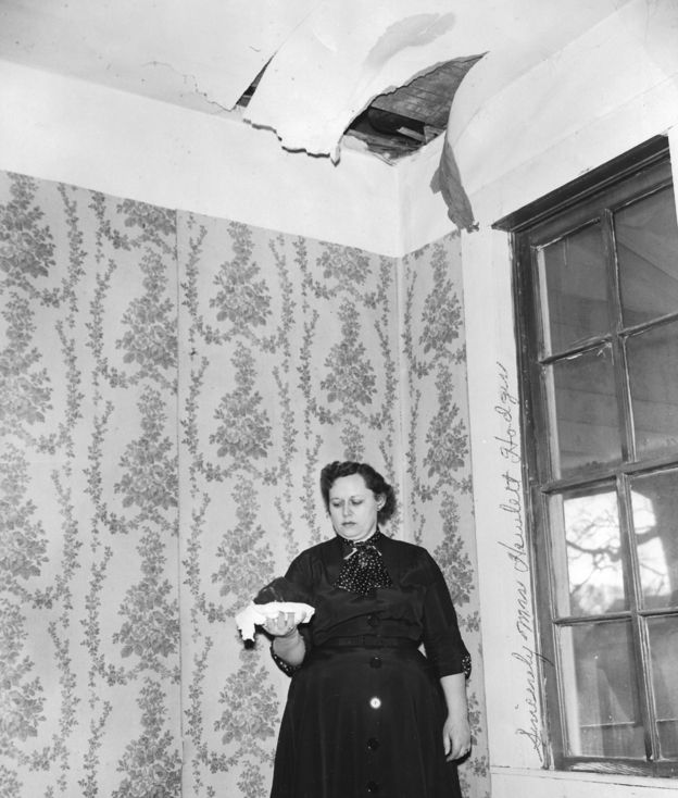 Ann Hodges segurando o meteorito que atravessou o teto de sua casa