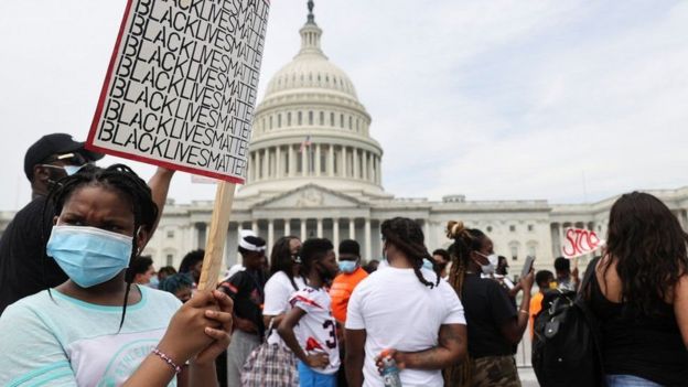 Manifestantes fuera del Capitolio en Washington DC, Estados Unidos