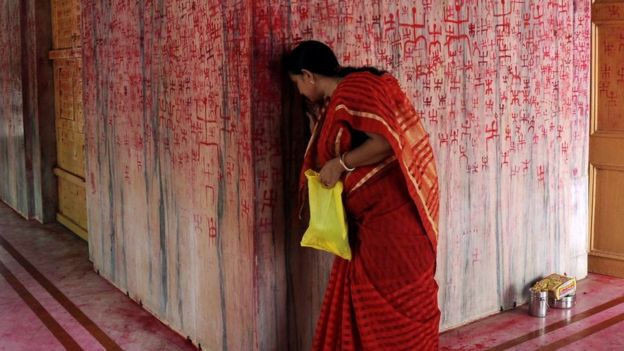 Mujer india en templo