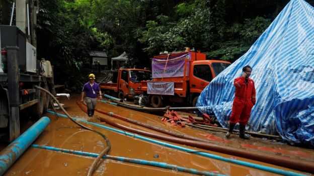 Acampamento de base da equipe de resgate na Tailândia