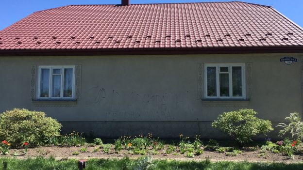 Дом "каноничного" священника из Птичи. Во время сельских разборок недображелатели оставили на его стене надпись "Слава Украине"