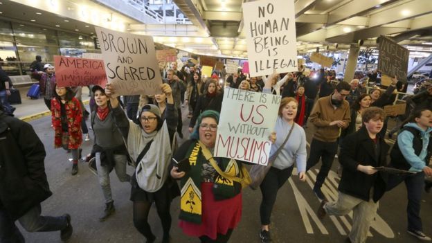 Una protesta en contra de la orden inicial de Trump