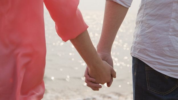 கைகோர்த்த சீன ஜோடிகள்