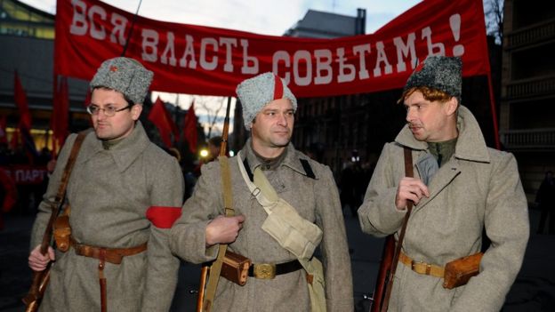Hombres rinden homenaje a la revolución bolchevique de 1917
